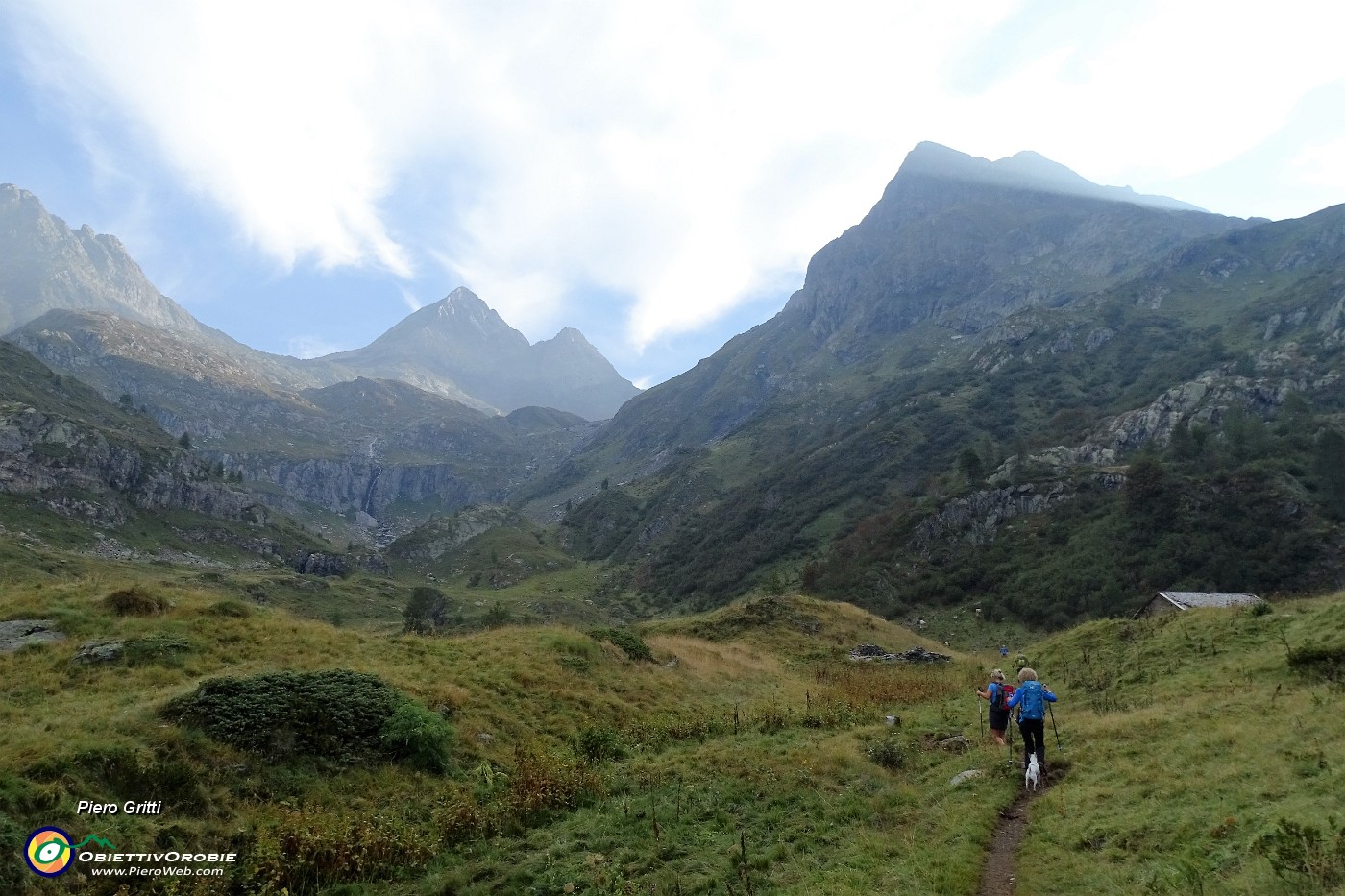 15 Risalendo la Val Camisana sul sent. 225.JPG
